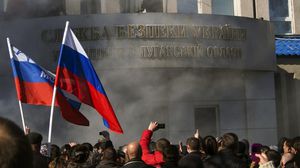 الأوكرانيون الموالون لروسيا يرفعون أعلامها على مبنى حكومي في خاركيف - ا ف ب