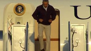 أوباما كاد أن يسقط عن سلم طائرة الرئاسة 