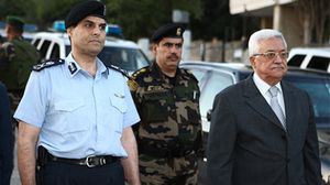 رئيس السلطة الفلسطينية عباس مع إحدى القيادات الأمنية - أرشيفية