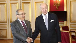 وزير الخارجية الجزائري رمطان لعمامرة (يسار) ونظيره الفرنسي لوران فابيوس - الوكالة الجزائرية