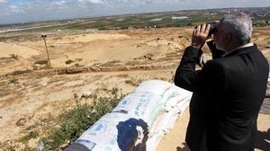 هنية يراقب من منظار عسكري مواقع الاحتلال على حدود غزة - تويتر