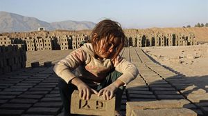 فتاة أفغانية تعمل في مصنع للطوب في نانغارهار - إفي