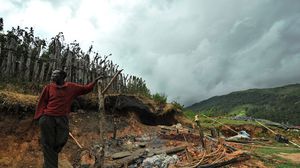 أب كيني يقف أمام ما تبقى من بيته بعدما دمره عناصر من دائرة الغابات - إلباييس