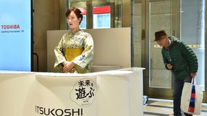 الروبوت "شيشيرايكو" في متجر في طوكيو - أ ف ب