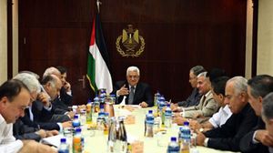 ترفض حكومة الوفاق الوطني منذ تسلمها الحكم صرف رواتب موظفي حكومة غزة السابقة