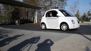 رئيس مجلس إدارة غوغل إريك شميت يجلس داخل سيارة تتحرك دون سائق - أ ف ب