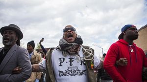 هتف المحتجون: "حياة السود ثمينة ولا سلام بدون عدالة" - الأناضول