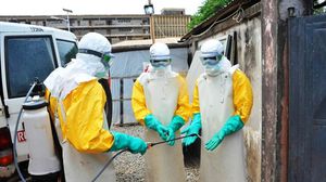 عاملون طبيون ينظفون ملابسهم ضمن حملة مكافحة فيروس إيبولا في مستشفى دونكا في كوناكري - أ ف ب