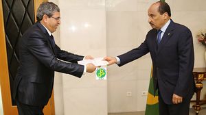 طرد موريتانيا المستشار الأول في السفارة الجزائرية بلقاسم الشرواطي (يسارا) أشعل الأزمة - وام