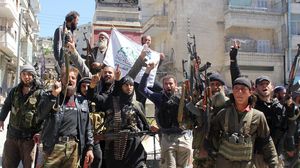 مقاتلو المعارضة أزالوا رايات النظام السوري من قلب المدينة - الأناضول