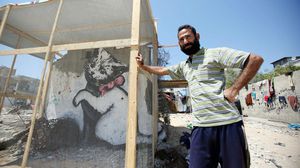 نشر "بانكسي" فيلما على موقعه يوثق فيه ما شاهده من معاناة الشعب الفلسطيني بغزة - الأناضول