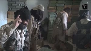 مقاتلو التنظيم أثناء سيطرتهم على مخزن أسلحة بعد طرد الجيش  - يوتيوب