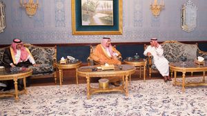 الصورة التي بثتها الوكالة وجمعت العاهل السعودي مع الأمير مقرن وولي العهد - واس