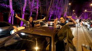 إيرانيات في طهران يحتفين بتوقيع اتفاق النووي مع "الشيطان الأكبر" ـ أ ف ب