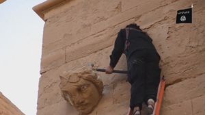 مقاتل من تنظيم الدولة أثناء تحطيمه تمثالا في المتحف - يوتيوب