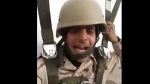 جندي سعودي يغني أثناء إسقاط جوي بالمظلات في اليمن 