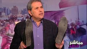 عكاشة يحمل الحذاء في إحدى برامجه التلفزيونية - أرشيفية