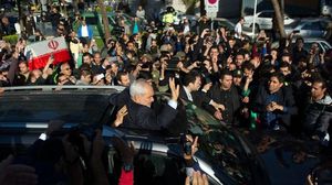 حشود إيرانية تستقبل وزير خارجية إيران محمد جواد ظريف بعد الاتفاق النووي - أ ف ب