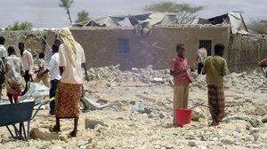 صوماليون يتفقدون موقعا قصفته طائرات كينية ـ أرشيفية