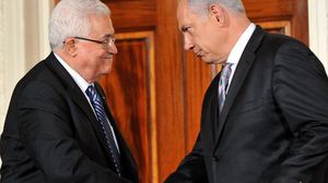 عزا مراقبون "مرونة" عباس تجاه نتنياهو إلى إدراكه أنه يدين ببقائه وبقاء سلطته إلى إسرائيل - أ ف ب