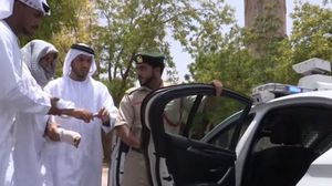 لقطة من مشهد مصور بثته شرطة دبي لحملة على المتسولين- يوتيوب