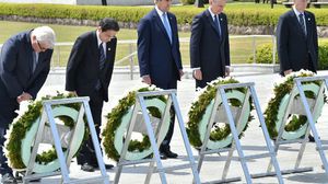 كيري يضع الزهور على نصب ضحايا القصف الأمريكي لهيروشيما- أ ف ب