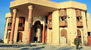اسم صدام حسين ما زال محفورا على مدخل القصر تحت كلمة "أمير العرب"- أ ف ب