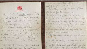 الرسالة عليها ترويسة "الشارة الملكية" وتروي بدايات قصة حب الملكة إليزابيث للأمير فيليب - أرشيفية