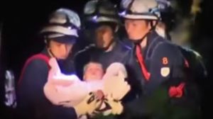 انتشل عمال الإنقاذ الطفلة ذات الثمانية شهور- يوتيوب