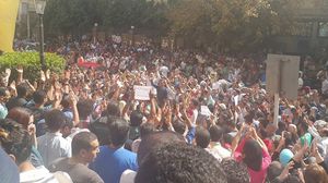 رفع المتظاهرون الأعلام المصرية، ولافتات مكتوب عليها عبارات تهاجم نظام السيسي- عربي21