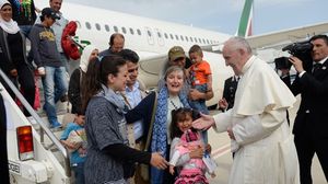 حمل البابا إلى ثلاث عائلات للاجئين من سوريا تضم إجمالي 12 شخصا بينهم ستة أطفال ـ أ ف ب