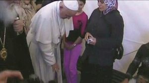 أظهر المقطع طفلة تقبل أقدام البابا سعيا لتسهيل أمور لجوئها- يوتيوب