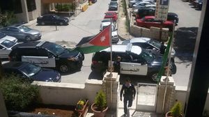لحظة اقتحام مقر حزب جبهة العمل الإسلامي من قبل الأمن الأردني- فيسبوك