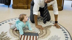 ليست المرة الأولى التي يظهر فيها أوباما وهو يلعب مع الأطفال في مكتبه- فيسبوك