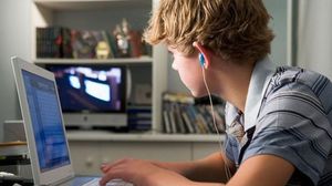 خطر المواد الإباحية عبر الإنترنت يتعاظم مستهدفا الشباب المراهقين- أرشيفية