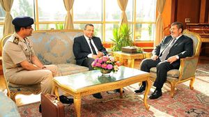 الصورة الأخيرة لمرسي مع السيسي قبل الانقلاب بأيام- أرشيفية