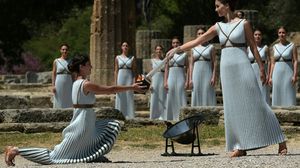 الممثلة كاترينا ليهو (يمين) توقد الشعلة الأولمبية في معبد هيرا في أوليمبيا- أ ف ب