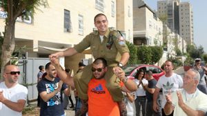 جيران الجندي احتفلوا بإعدامه للشاب الفلسطيني قرب منزله- تويتر