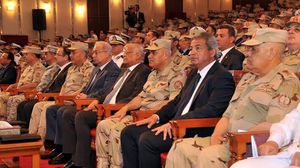 وزير الدفاع المصري صدقي صبحي يتوسط حضور الندوة