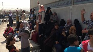 أهالي المعتقلين أمام أحد السجون المصرية- عربي21