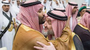 الأمير محمد بن سلمان ولي ولي العهد يقبل رأس ابن عمه الأمير خالد بن طلال - أرشيفية