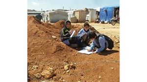يعيش الأطفال مع عائلاتهم ظروفا صعبة في مخيمات عرسال - عربي21