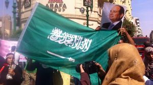 رفع مؤيدو السيسي صوره إلى جانب علم السعودية