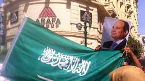 استنكر إعلاميون وفنانون حمل العلم السعودي - فيسبوك
