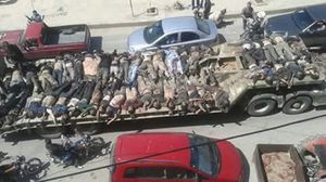 جثث الثوار على ظهر ناقلة جند تابعة لقوات حماية الشعب الكردية - تويتر