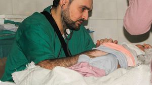 كان الدكتور محمد معاذ أحد آخر أطباء الأطفال في شرق حلب - (صورة نشرتها صفحة الحملة السورية)