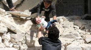 انتشال طفل من تحت أنقاض مبنى في حلب - ا ف ب