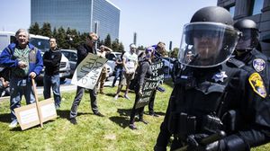 وقعت مناوشات بين متظاهرين محتجين على ترامب والشرطة الأمريكية- أ ف ب