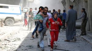 قال رئيس الائتلاف السوري المعارض، أنس العبدة، إن "النظام يقوم بكل ما يمكن وصفه بجرائم حرب"- أ ف ب