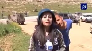  مراسلة تلفزيونية فلسطينية ترد على إسرائيلي ضايقها- يوتيوب